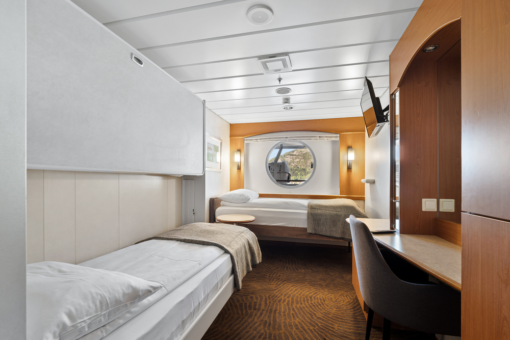 Polar Outside | Triple on middle deck with window (restricted view)